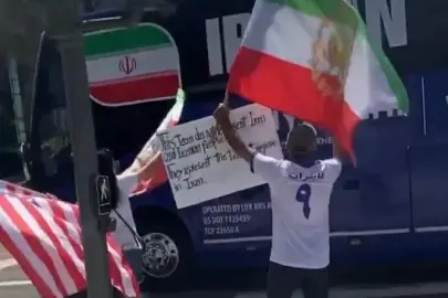 Los Angeles'te Pehlevi yanlısı İranlılar kendi milli takımlarını 'terörist' diyerek protesto etti