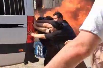 Mahalleli seferber oldu, minibüsü yanmaktan kurtardı