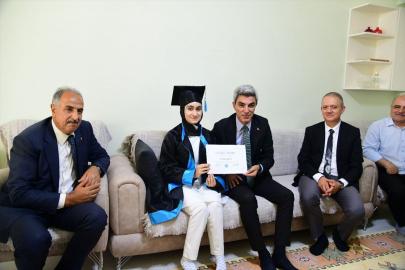 Malatya'da evde eğitim gören öğrenciye karnesi teslim edildi