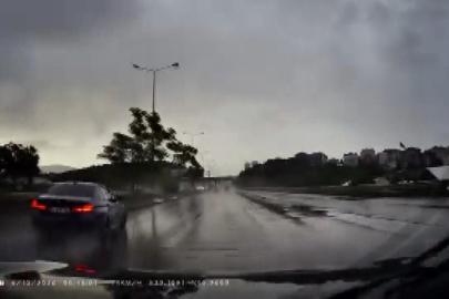 Maltepe D-100'de yağışın etkisiyle kayan otomobil bariyere çarptı; kaza kamerada