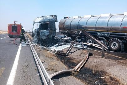 Mardin'de bitkisel yağ yüklü tankerde kaza sonrası çıkan yangın söndürüldü