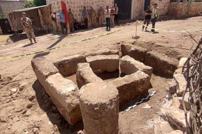 Mardin'de parke taşı döşeme çalışmaları sırasında tarihi taş bloklar bulundu
