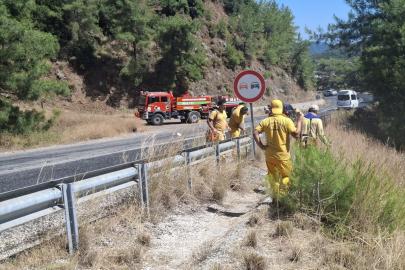 Marmaris'te orman yangınlarına karşı yol kenarlarında "yanıcı madde" temizliği başlatıldı