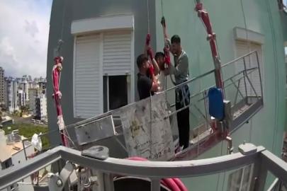Mersin'de, 8'inci katta iskelede mahsur kalan 3 işçiyi itfaiye kurtardı