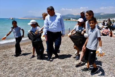 Mersin'in Silifke ilçesinde öğrenciler sahili temizledi