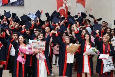 Merzifon'da fakülte ve yüksekokul öğrencileri için mezuniyet töreni düzenlendi