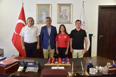 Milli okçu Hazal Burun, Rektör Kaçar'ı ziyaret etti