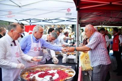 Mısır Çarşısı'nda vatandaşlara aşure ikram edildi