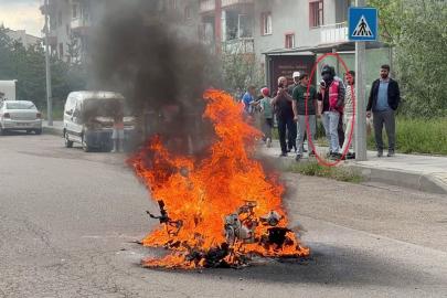 Moto kuryenin motosikleti alev alev yandı