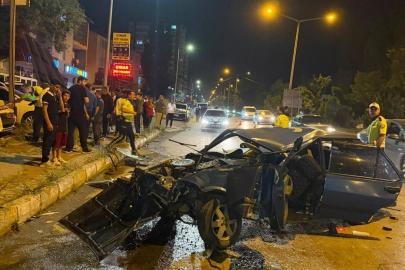 Muş'ta kontrolden çıkan otomobil park halindeki 3 araca çarptı