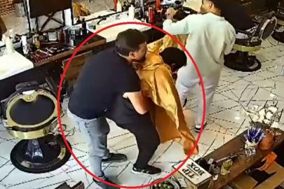 Nefes borusuna erik kaçan müşterisini Heimlich manevrası ile kurtardı; o anlar kamerada