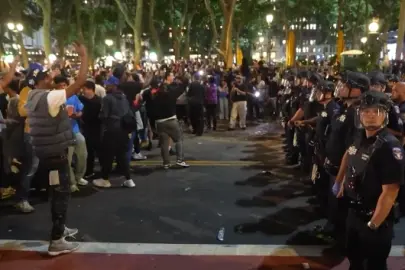 New York sokakları birbirine girdi: Trump salonda yuhalandı Knicks taraftarları polis ile çatıştı