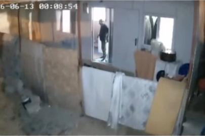 Nurdağı'nda 4.6 Büyüklüğündeki Deprem Anı Güvenlik Kamerasına Yansıdı