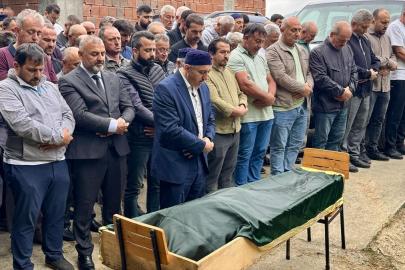 Oğlunu kurtarmak için girdiği denizde boğulma tehlikesi geçiren ve daha sonra hayatını kaybeden baba, toprağa verildi
