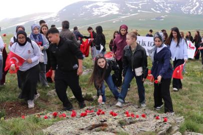 Oltulu Lise Öğrencilerinden Allahuekber Dağları'nda Sarıkamış Şehitlerine Anma Yürüyüşü
