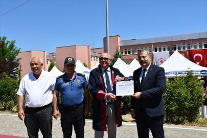 OMÜ öğrencisi Sarıer, 56 yaşında bölüm birincisi olarak mezun oldu