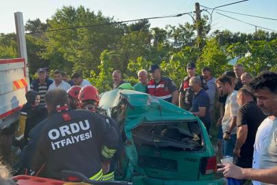 Ordu'da minibüs, park halindeki otomobile çarptı: 3 yaralı