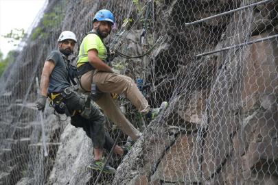 Ordu'da "örümcek adamlar" yamaçları çelik ağlarla örüyor