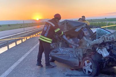 Otomobil, kiraz yüklü kamyonete çarptı: 3 ölü, 3 yaralı
