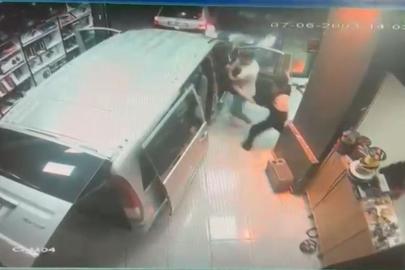 Otomobil, oto aksesuar dükkanına daldı; kaza kamerada