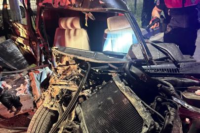 Otomobil, park halindeki araçlara çarptı; 2'si ağır 3 yaralı