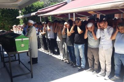 Otomobil su kanalına devrildi; anne ile kızı öldü