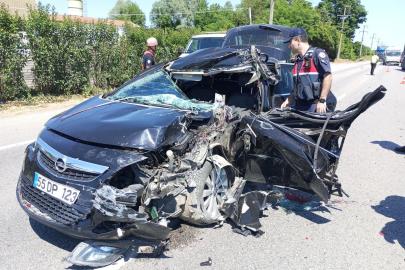 Otomobil, TIR'a çarptı; 1'i ağır 2 yaralı