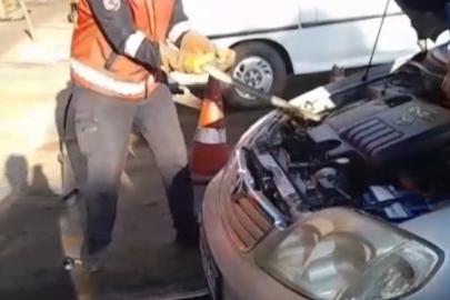 Otomobilin motor bölümüne giren yılanı itfaiye çıkardı