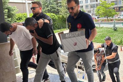 Otomobilin Vites Körüğünde Uyuşturucu Sevkiyatı Yapan 3 Kişi Gözaltına Alındı