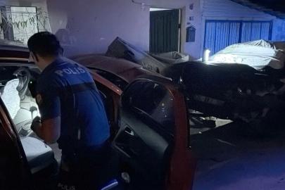 Otomobiliyle, park halindeki otomobile ve motosiklete çarptı; kaza anı kamerada