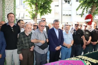 Özgür Özel, İzmir'de lise arkadaşının annesinin cenazesine katıldı