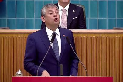 Özgür Özel, parti grubunda ağzını bozdu: Göbek atıyor yavşaklar