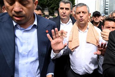 Özgür Özel'in CHP Genel Merkez'deki arbedeyle ilgili ilk kez açıkladığı detay: Bellerinde kasaturalarla geldiler