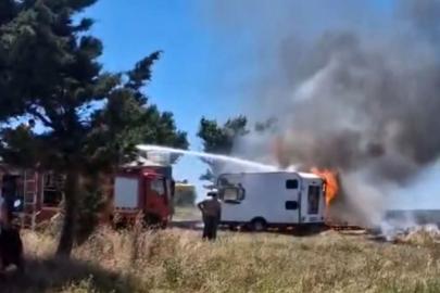 Park halindeki 2 karavan alev alev yandı; o anlar kamerada