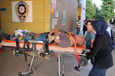 Park halindeki kamyona çarpan servis minibüsünün şoförü ağır yaralandı