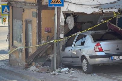 Park halindeyken hareket eden otomobil metruk binaya çarptı