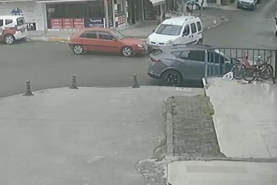 Pendik'te hafif ticari araca çarpan otomobil kamerada