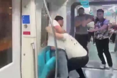 Pendik'te Marmaray'da yumruklu kavga kamerada