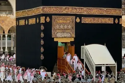 Peygamber Efendimizden kalan gelenek: Kabe-i Muazzama sabah namazının ardından gül suyu ve zemzem suyuyla yıkandı