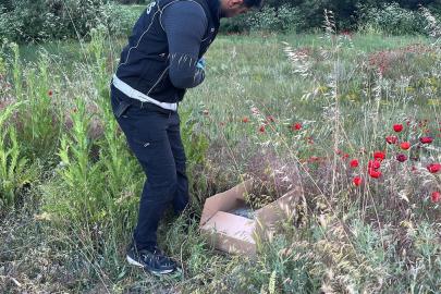 Polisi görünce uyuşturucuyu otların arasına gizlediler