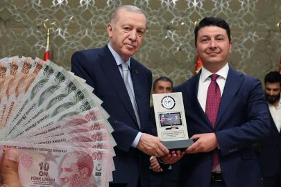"Yılın ekonomi yorumcusu" ödülünü alan isim, en düşük emekli maaşı için rakam verdi