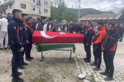 Rize'de kurtarma çalışmasında ölen AFAD görevlisi Bolu'da defnedildi