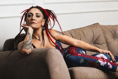 Rock müziğin asi kızı Özlem Tekin yıllar sonra kameraya yakalandı