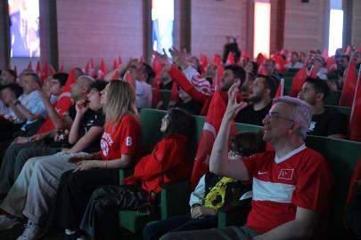 Sağlık çalışanları ve hastalar, A Milli Futbol Takımı'nın maçını hastanede dev ekrandan izledi