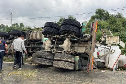 Sakarya'da devrilen beton mikserinin sürücüsü yaralandı