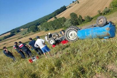 Samsun'da devrilen traktörün altında kalan sürücü hayatını kaybetti