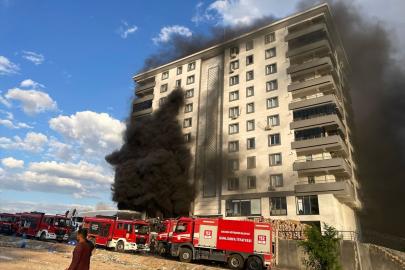 Şanlıurfa'da 10 katlı apartmanda çıkan yangına müdahale ediliyor