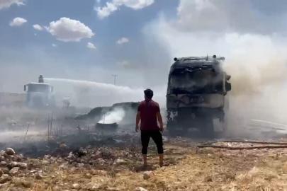 Şanlıurfa'da saman yüklü TIR yandı