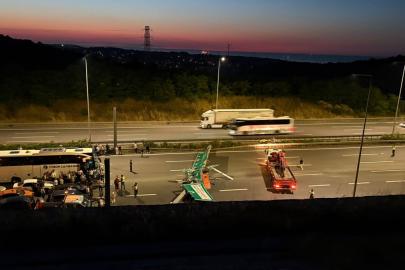 Sarıyer Kuzey Marmara Otoyolu'nda hafriyat kamyonunun çarptığı tabela devrildi; yol trafiğe kapatıldı