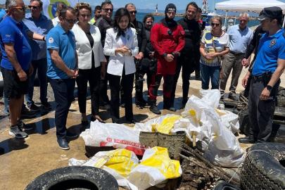 Saros'ta denizden araç lastikleri ile plastik atıklar çıktı